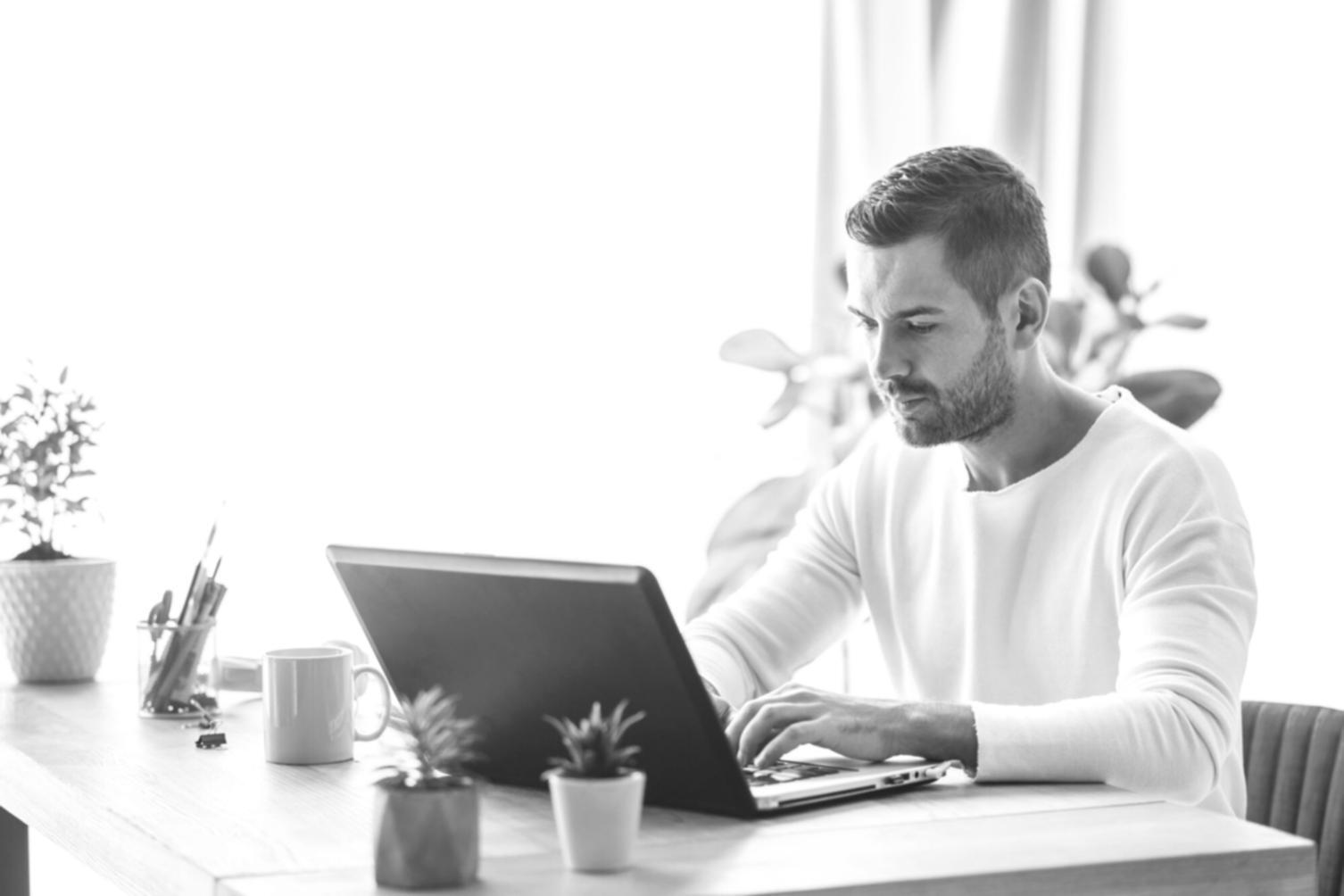 Espace de formation moderne avec participants travaillant en groupe