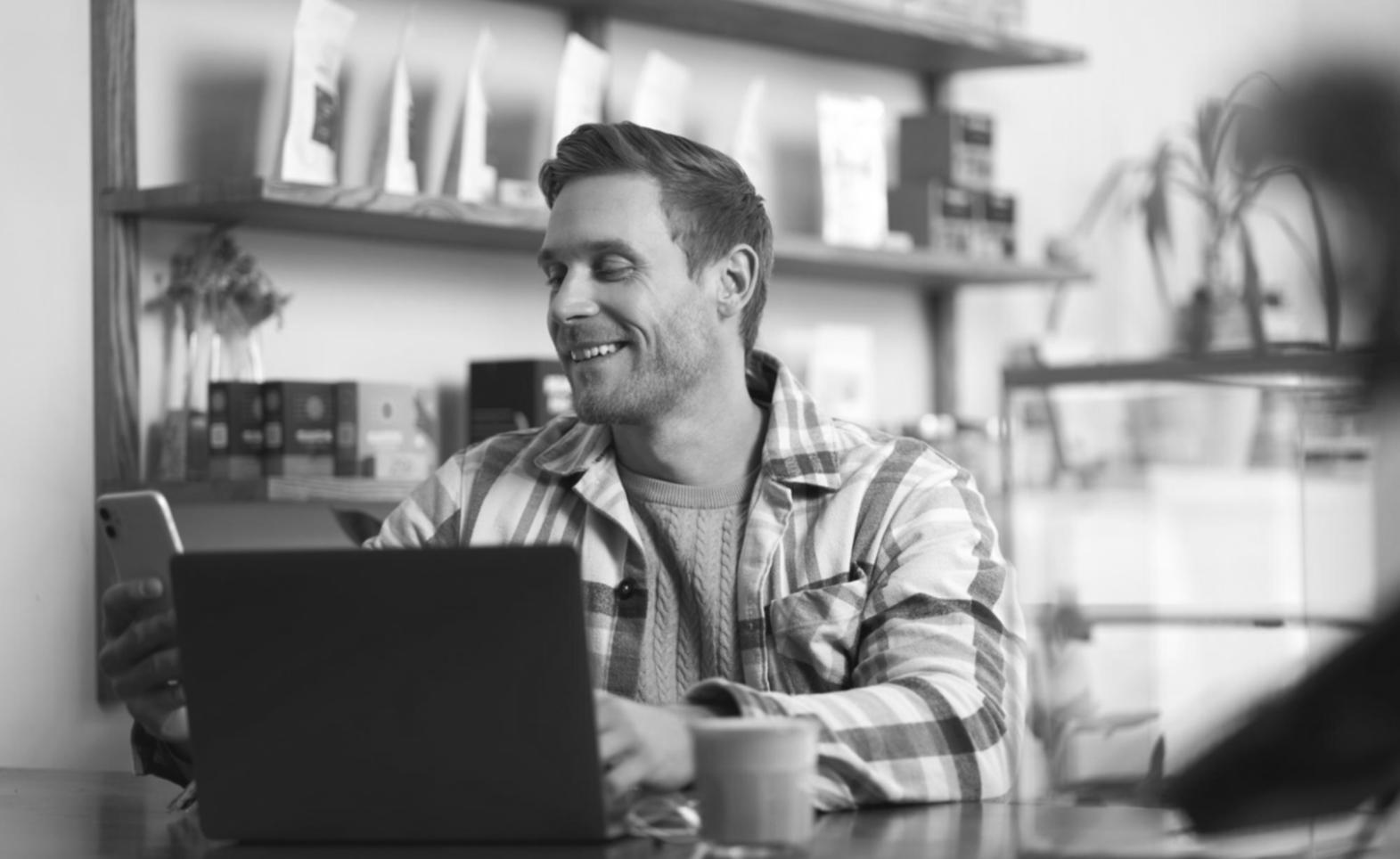 Équipe travaillant sur stratégie financière en réunion