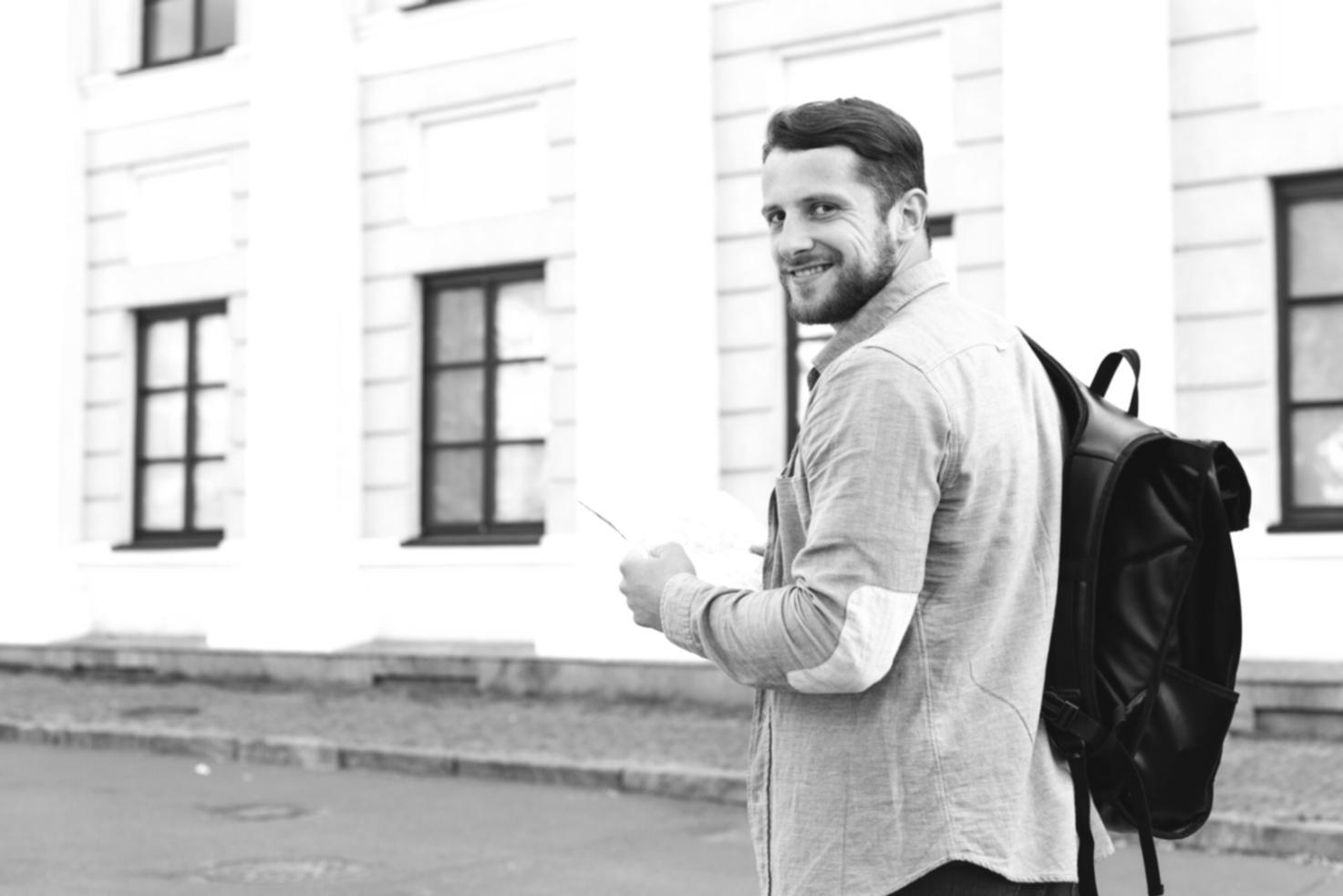 Participants analysant des données financières lors d'un atelier pratique